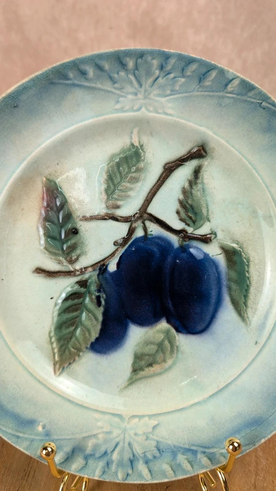 Assiette ancienne en barbotine – fruits en relief bleus