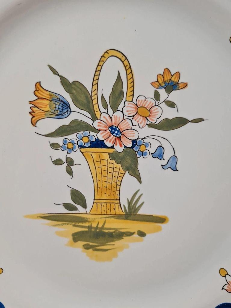 Assiette ancienne en faïence peinte main – panier fleuri