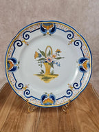 Assiette ancienne en faïence peinte main – panier fleuri