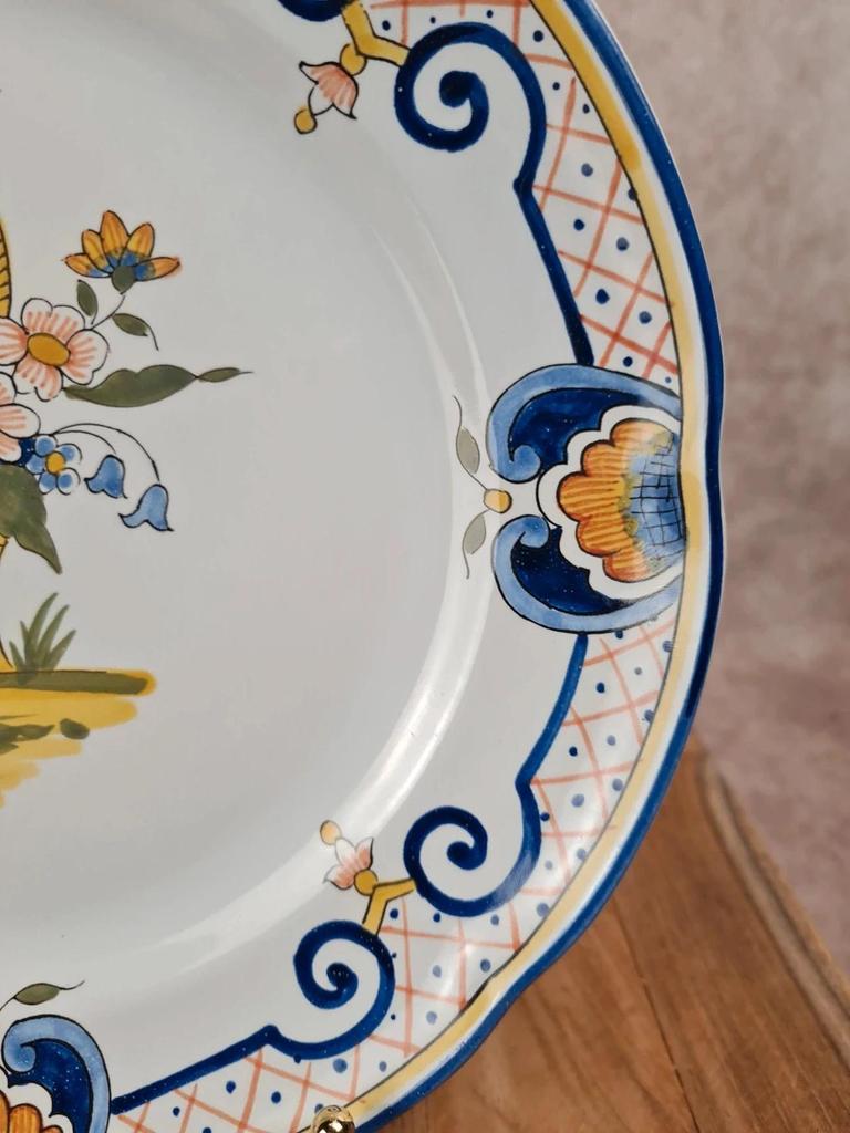 Assiette ancienne en faïence peinte main – panier fleuri