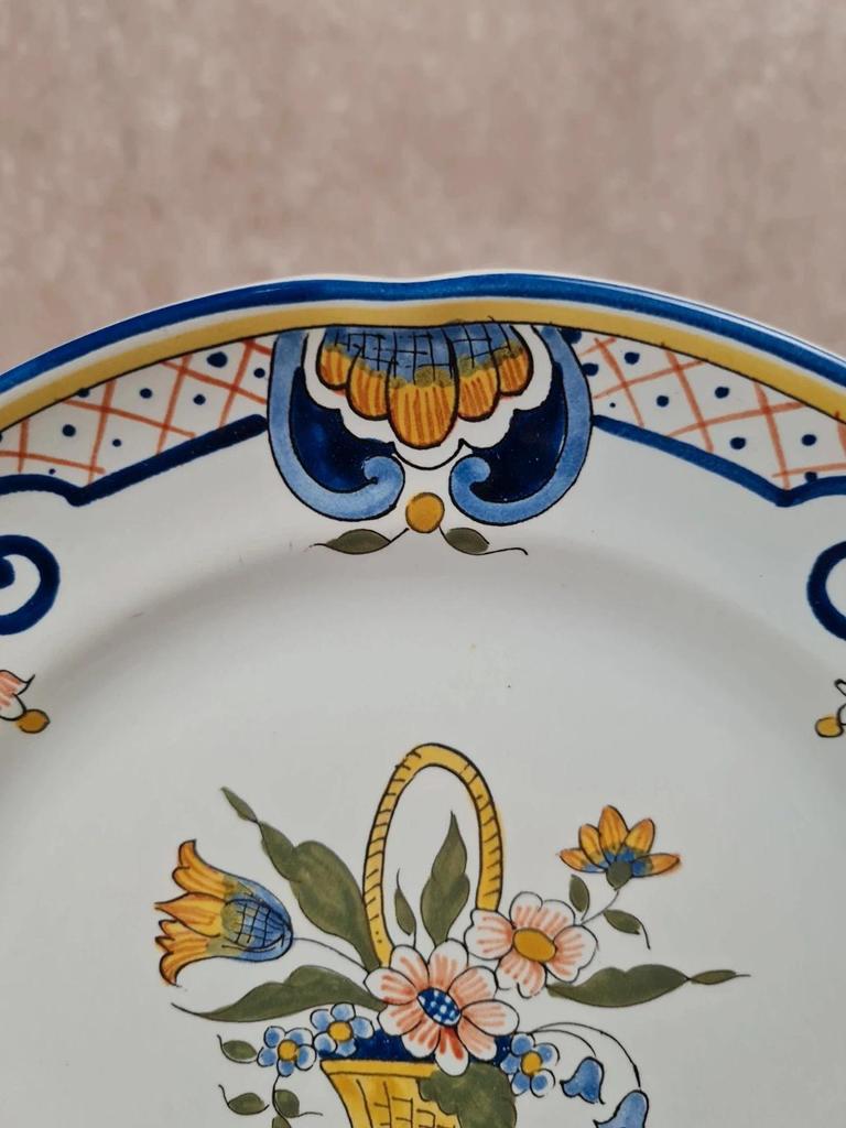 Assiette ancienne en faïence peinte main – panier fleuri
