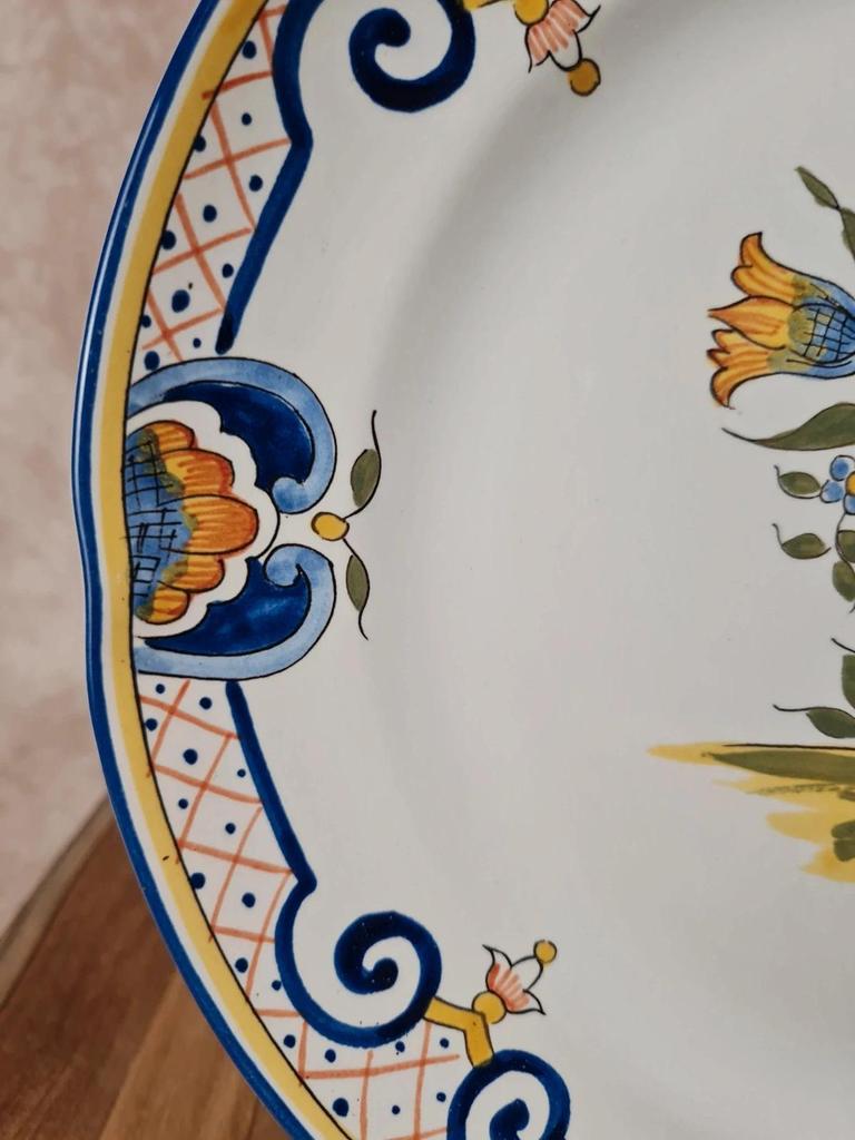 Assiette ancienne en faïence peinte main – panier fleuri