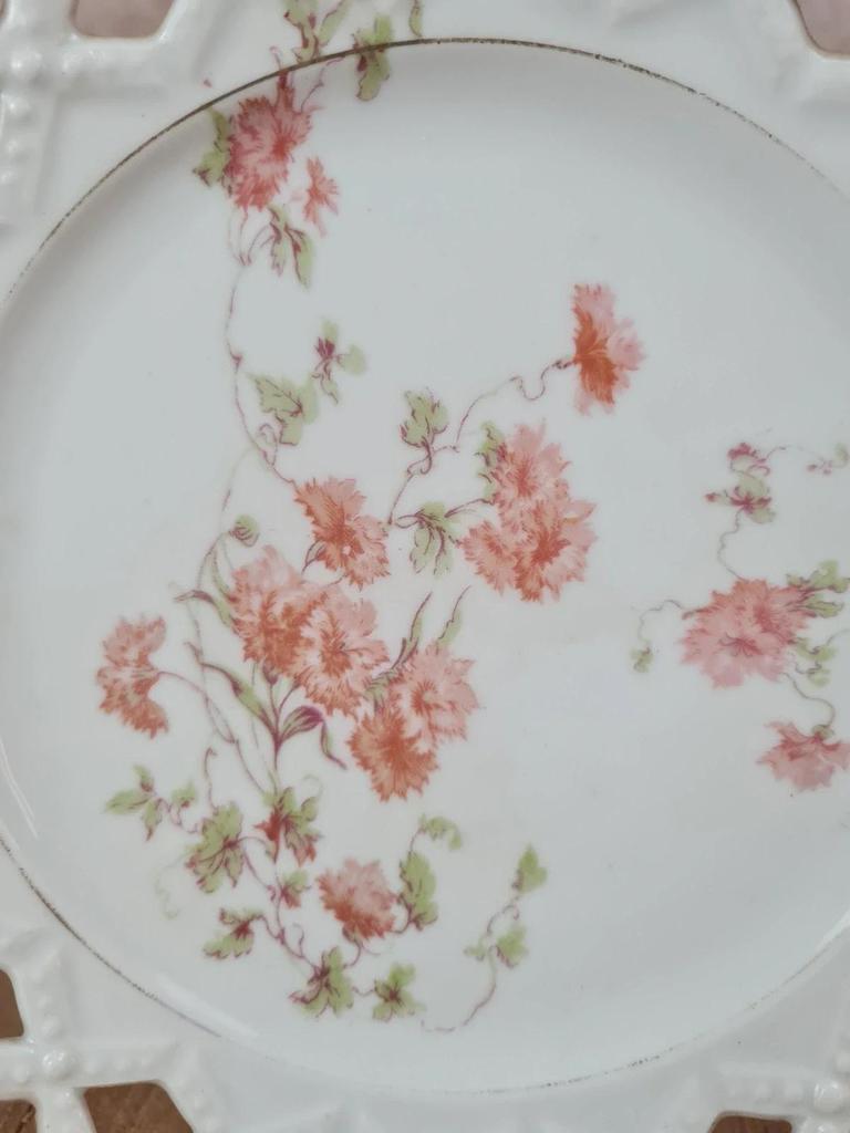 Assiette ancienne en porcelaine ajourée – décor floral vintage