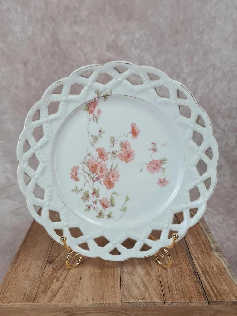 Assiette ancienne en porcelaine ajourée – décor floral vintage
