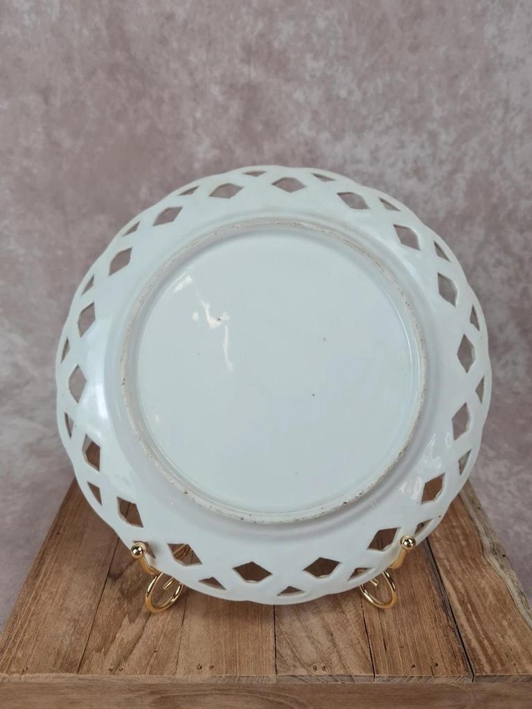Assiette ancienne en porcelaine ajourée – décor floral vintage