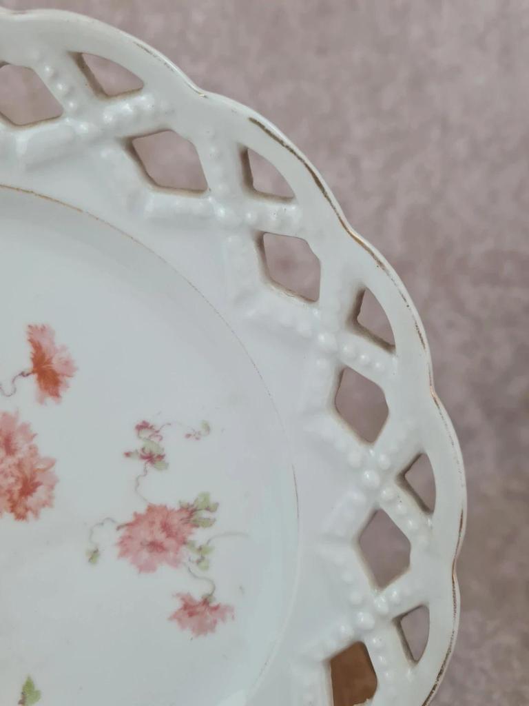 Assiette ancienne en porcelaine ajourée – décor floral vintage