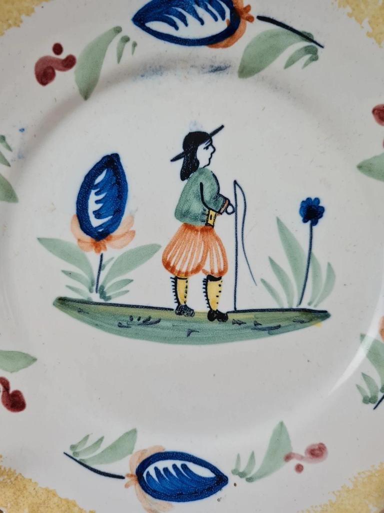 Assiette ancienne signée Hb Quimper – décor breton main