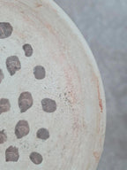 Assiette décorative ancienne en terre cuite à pois bruns 🪵🍂