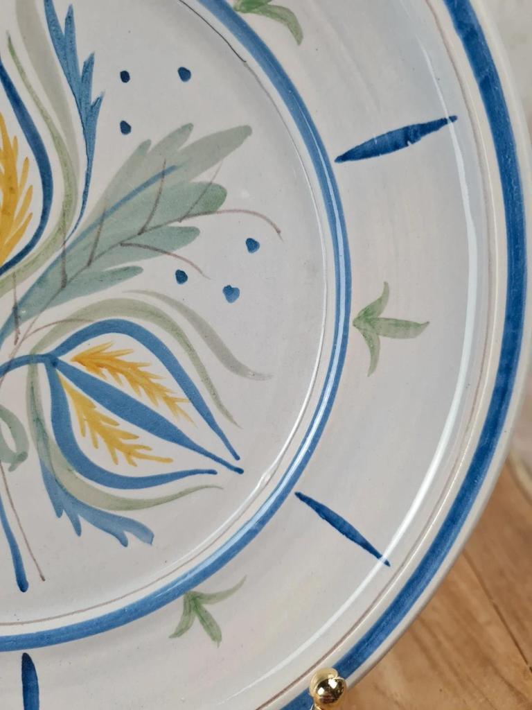 Assiette en faïence décorée main signée N·l· +