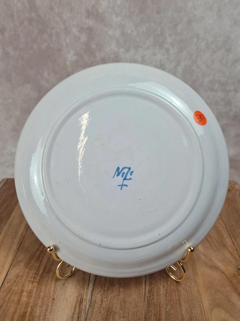 Assiette en faïence décorée main signée N·l· +