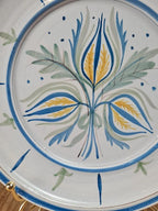 Assiette en faïence décorée main signée N·l· +