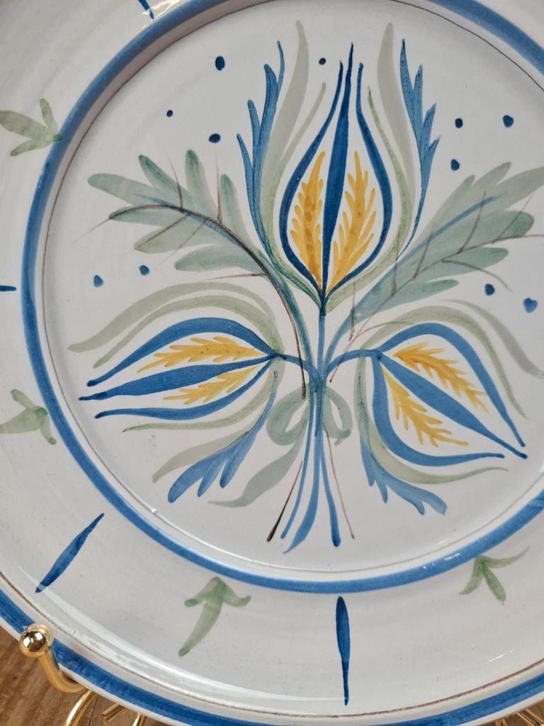 Assiette en faïence décorée main signée N·l· +