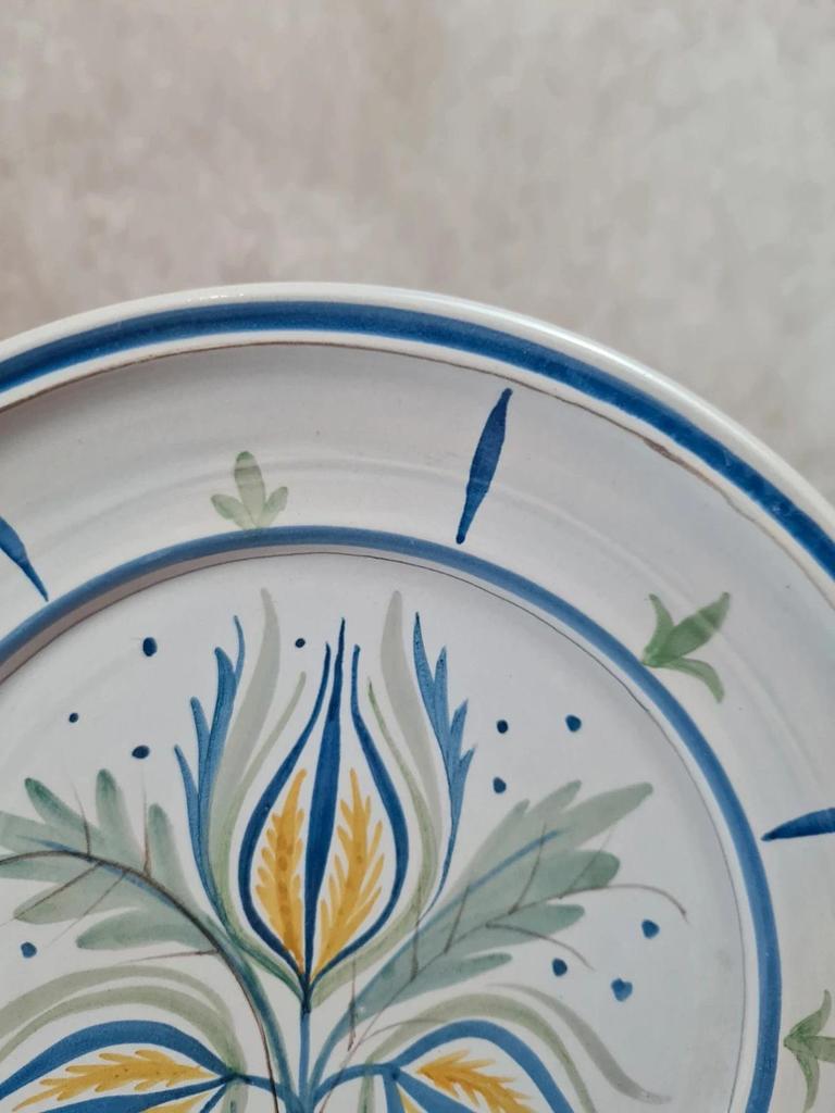 Assiette en faïence décorée main signée N·l· +
