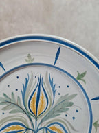Assiette en faïence décorée main signée N·l· +