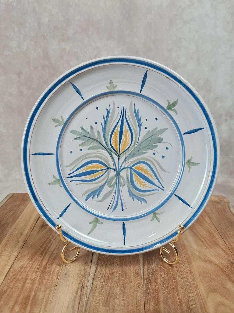 Assiette en faïence décorée main signée N·l· +