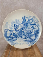 🍷 Assiette publicitaire ancienne décor bleu d’après Téniers – 100.000 Chemises Paris