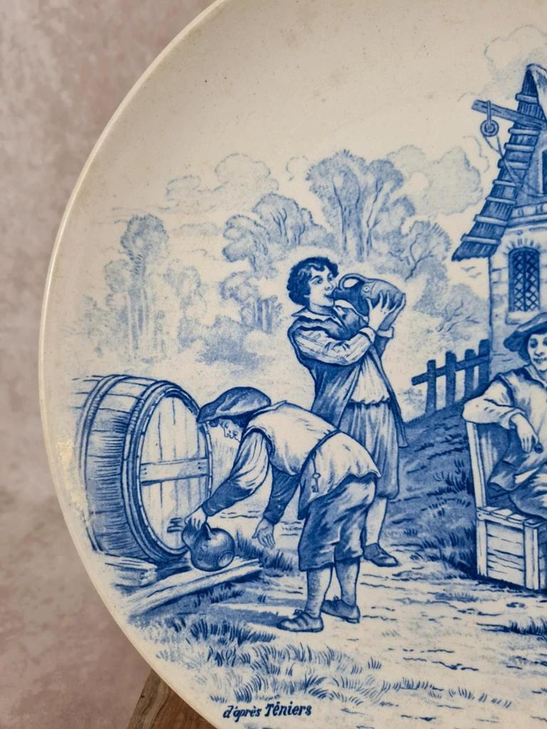 🍷 Assiette publicitaire ancienne décor bleu d’après Téniers – 100.000 Chemises Paris