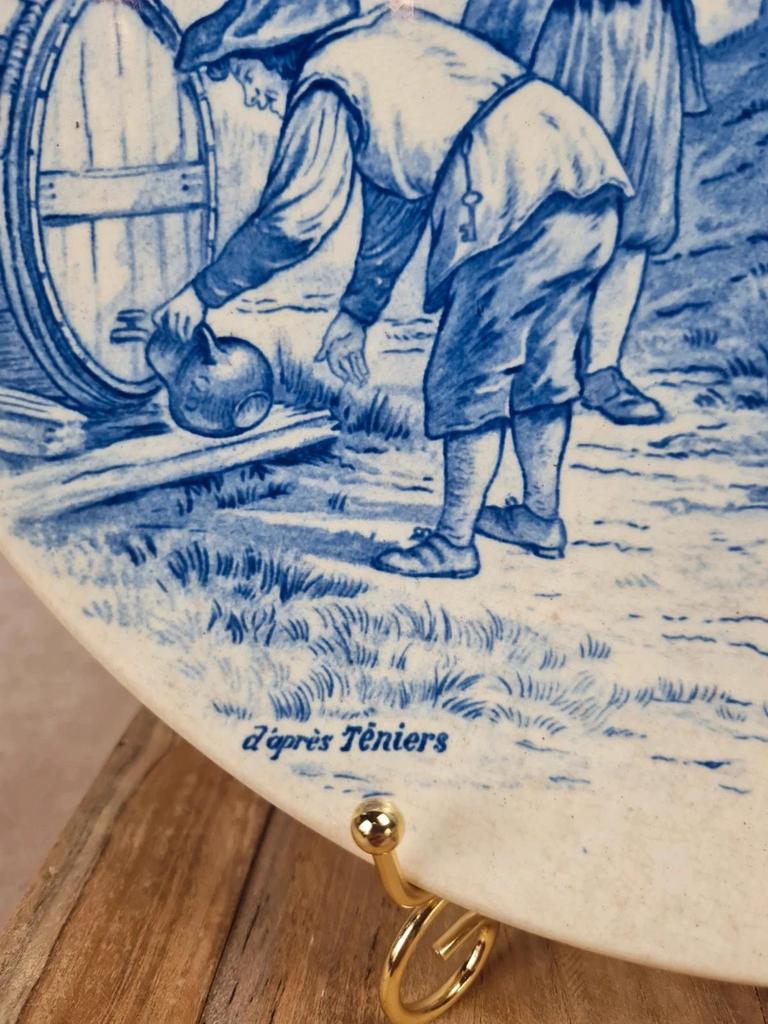 🍷 Assiette publicitaire ancienne décor bleu d’après Téniers – 100.000 Chemises Paris