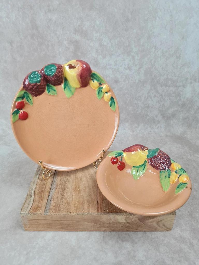 🟠 Assiettes en faïence décor fruits en relief – Lot de 2 🟠