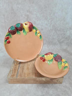 🟠 Assiettes en faïence décor fruits en relief – Lot de 2 🟠