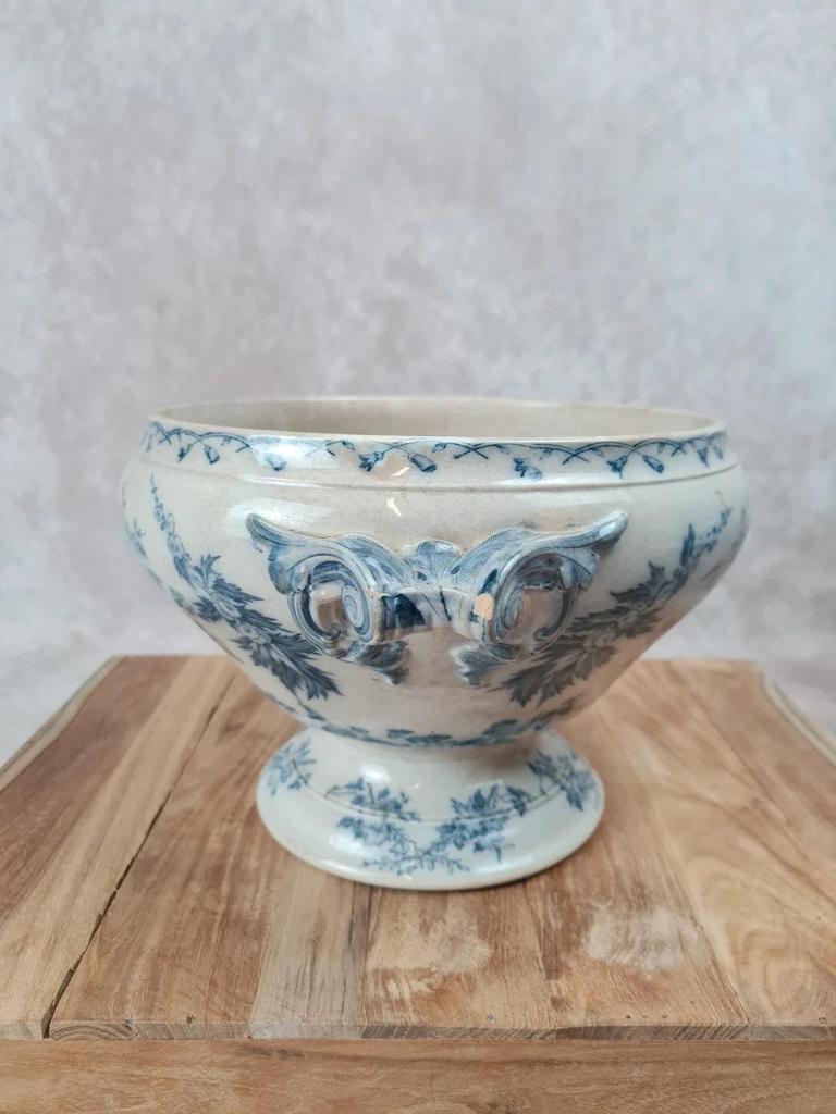 Ancienne soupière Sarreguemines, Modèle Bertha fin Xixe, grande pièce décorativ