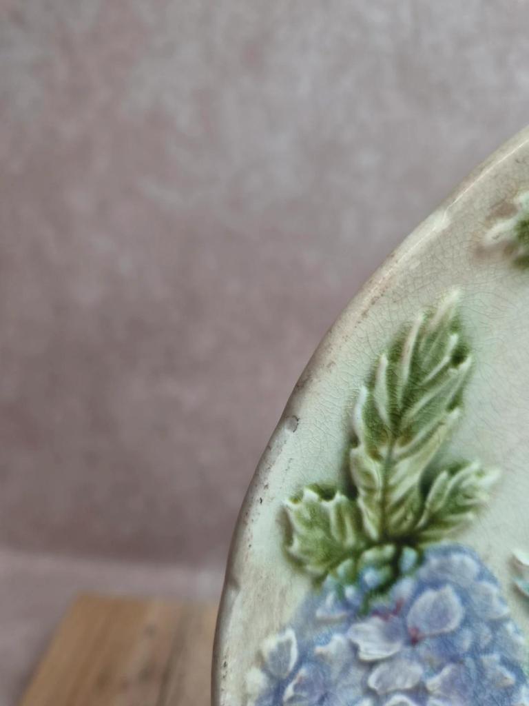 Assiette ancienne en barbotine – Décor d’hortensias mauves en relief – Art nouveau