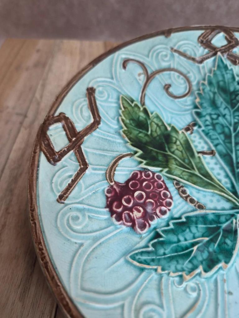 Ancien petit compotier en barbotine majolique turquoise – décor végétal en relief
