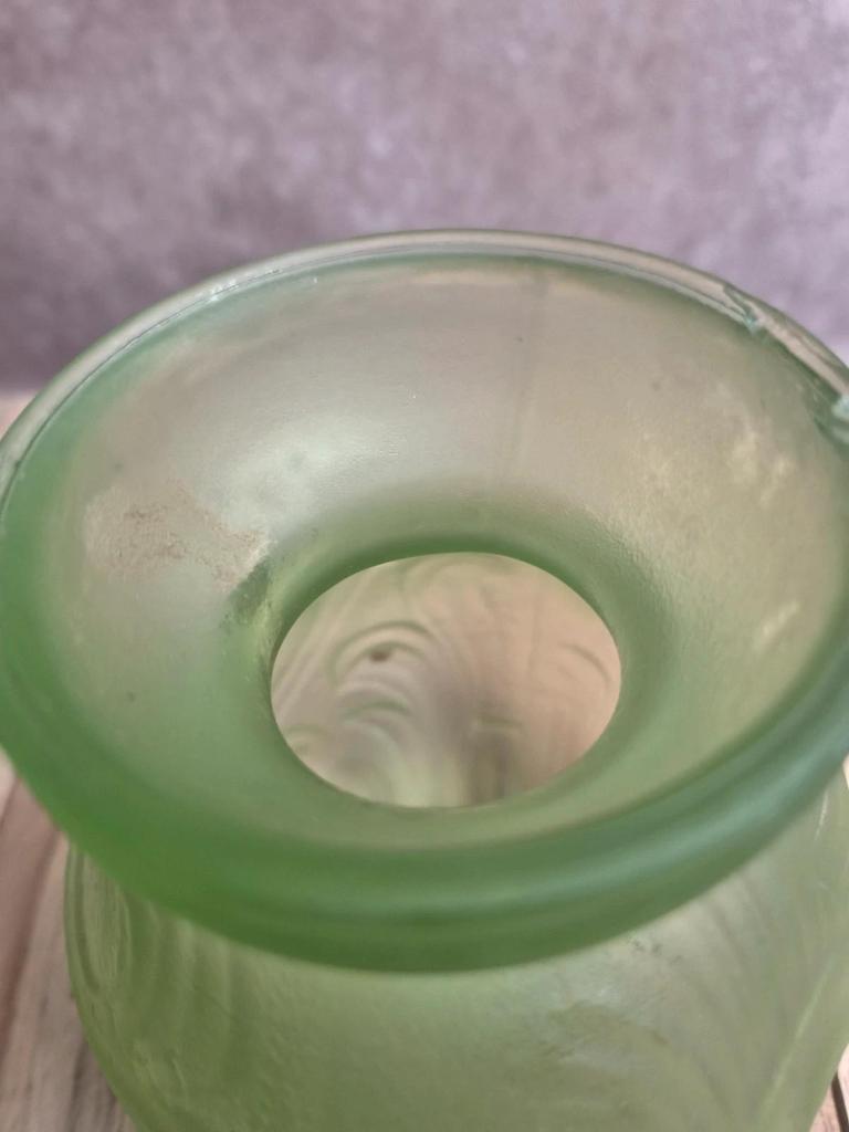 Petit vase boule Art déco en verre pressé moulé vert – décor en relief