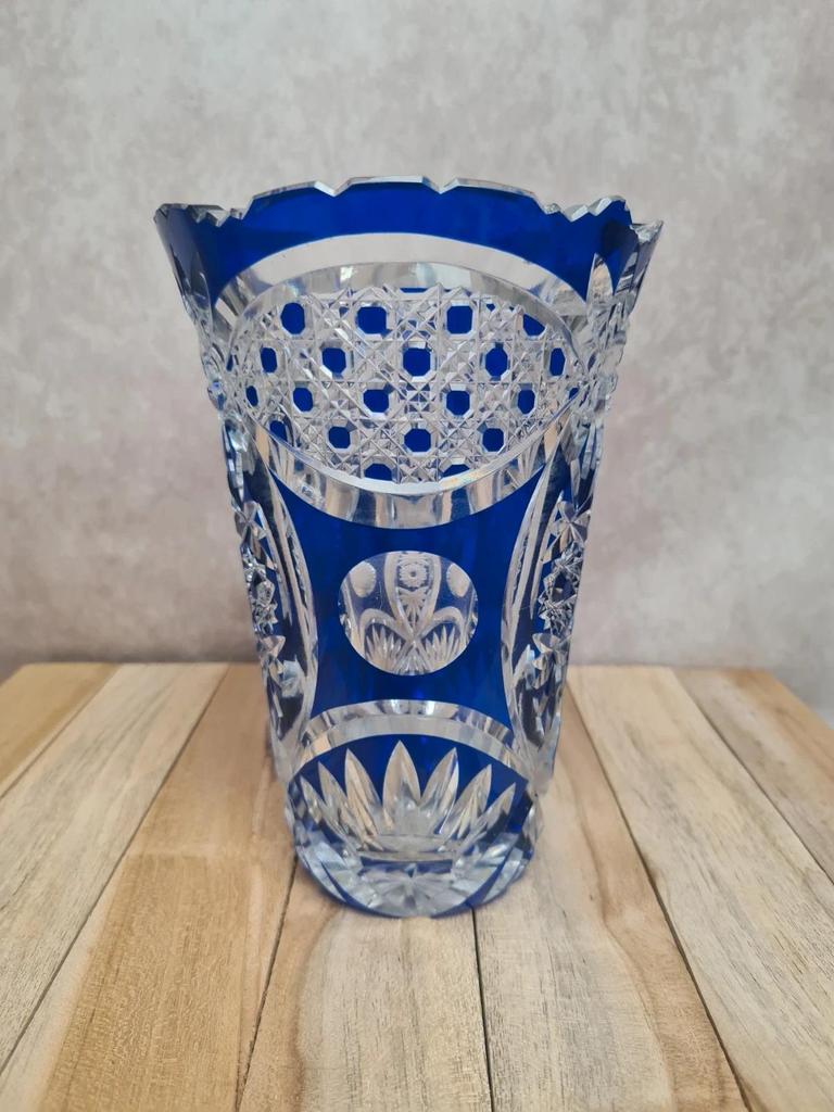 Vase en cristal de Bohème bleu taillé – décor riche – pièce vintage