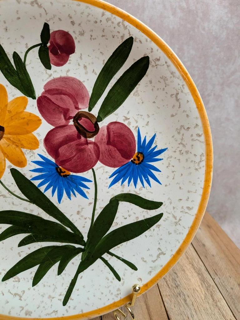 Assiette ancienne en céramique à décor floral polychrome – Vintage