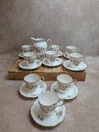 Service à thé ou café ancien en porcelaine fleurie – 19 pièces dorées