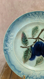 Assiette ancienne en barbotine – fruits en relief bleus