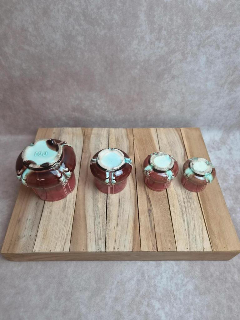 Ensemble ancien en barbotine majolique – plateau et 4 petits pots – Art Nouveau