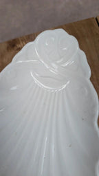 Ravissant ravier ancien en forme de coquillage blanc