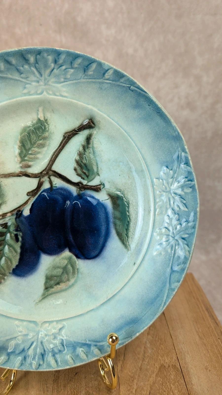 Assiette ancienne en barbotine – fruits en relief bleus
