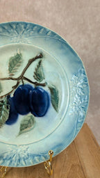 Assiette ancienne en barbotine – fruits en relief bleus