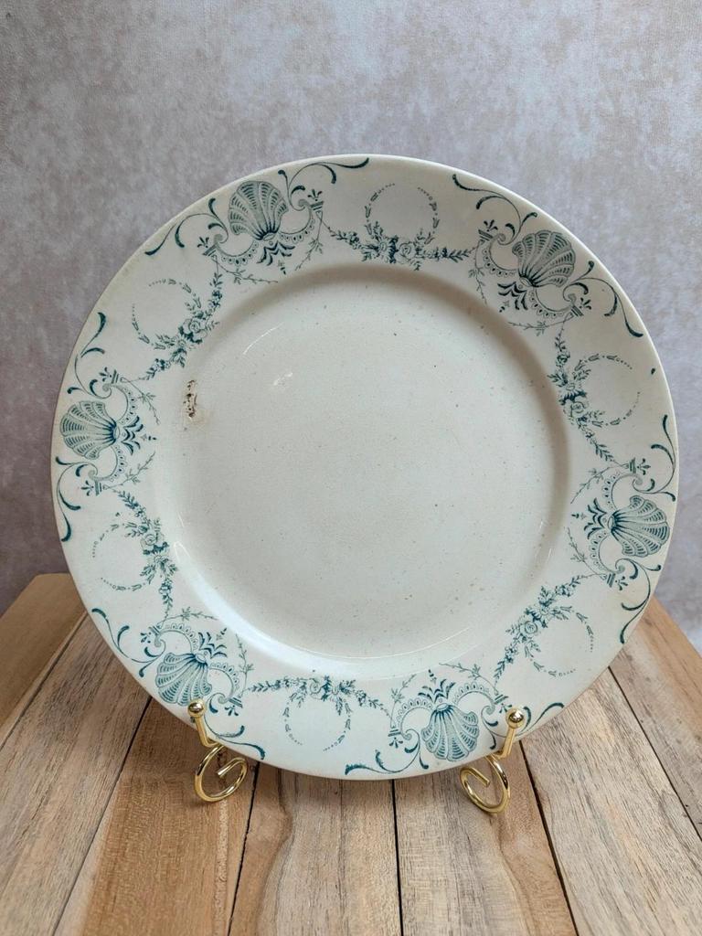 Assiette plate en terre de fer Lunéville – Modèle Guirlande – Ancienne