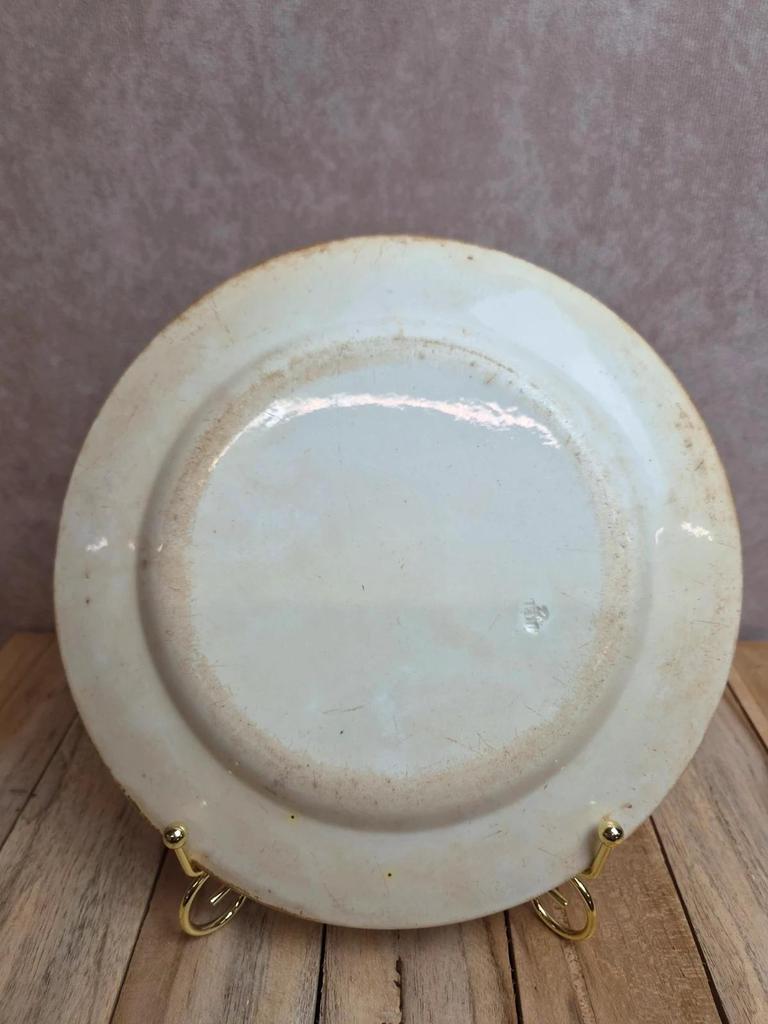 Assiette ancienne Terre de fer Creil – Le Garde de chasse – Polychrome Xixe