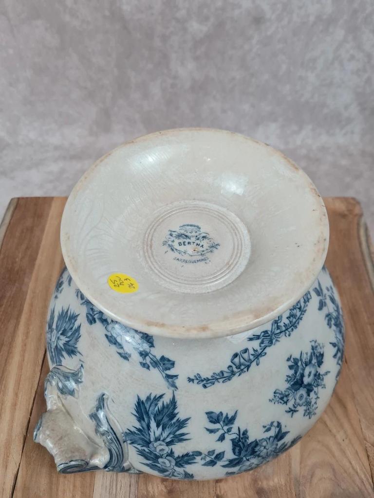 Ancienne soupière Sarreguemines, Modèle Bertha fin Xixe, grande pièce décorativ