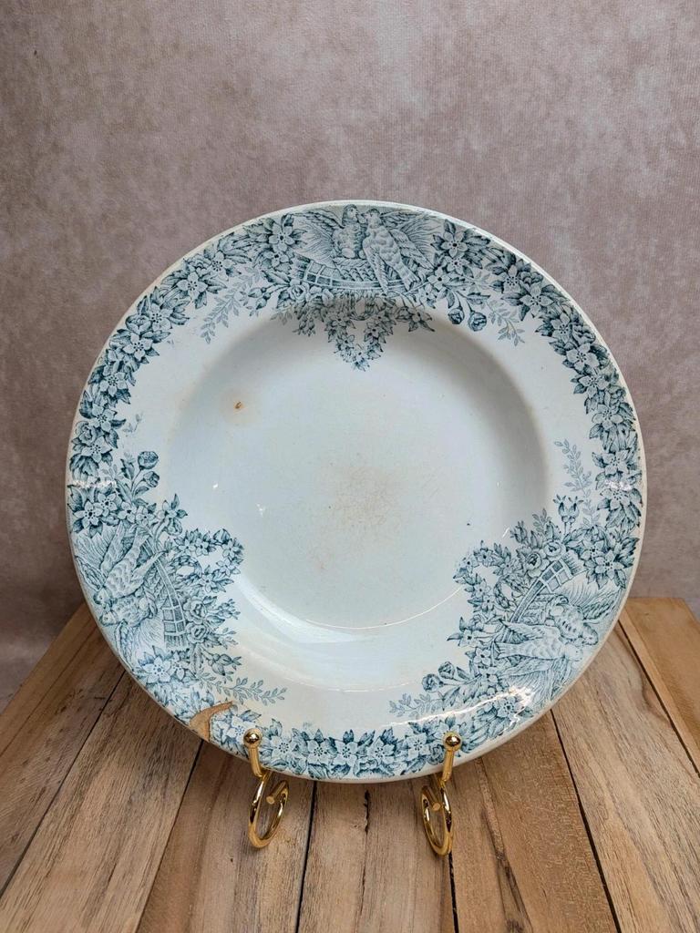 Assiette creuse ancienne en terre de fer Saint-amand modèle Colombier