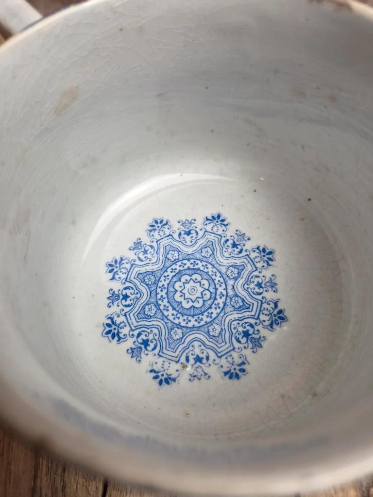 Grande tasse à chocolat ancienne Hamage Nord Renaissance – Terre de fer, décor bleu & blanc rare