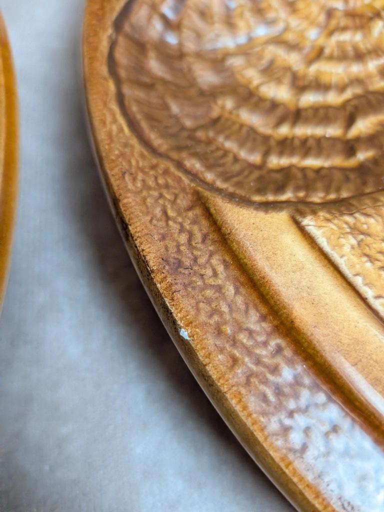Lot de 8 assiettes à huîtres vintage en barbotine – Ateliers du Revernay
