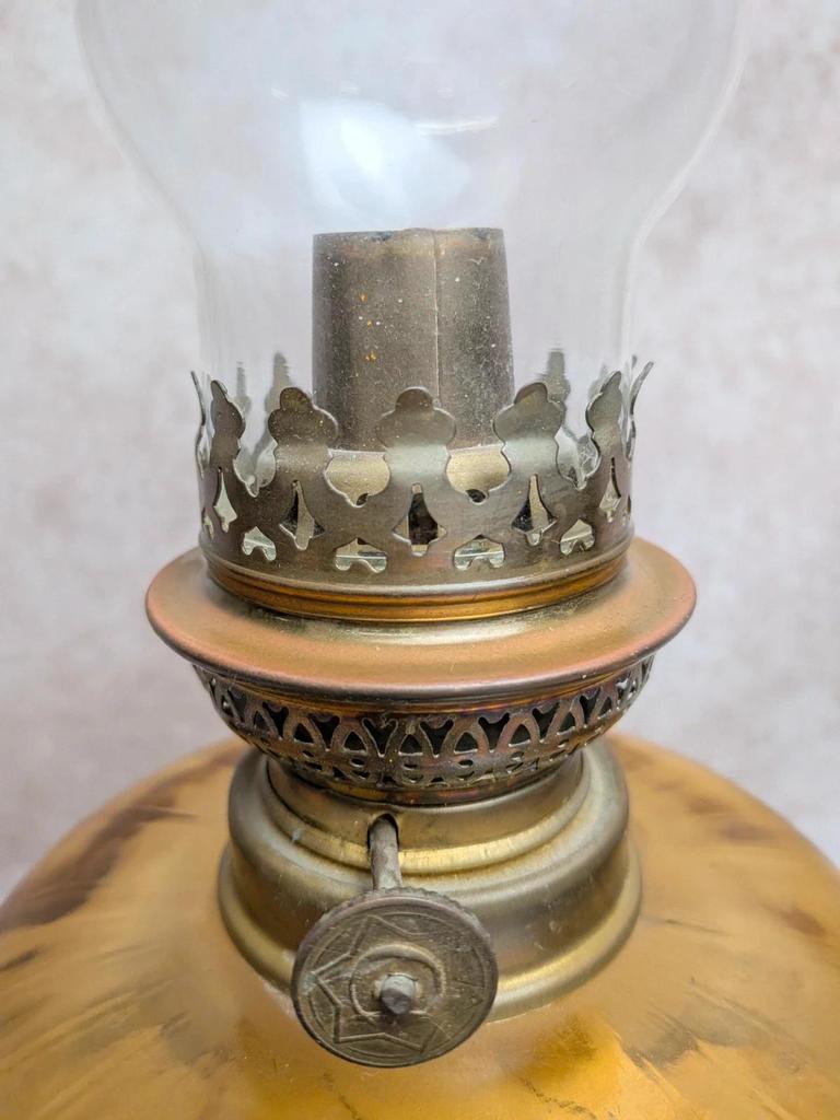 Lampe à pétrole ancienne verre ambré & pied travaillé