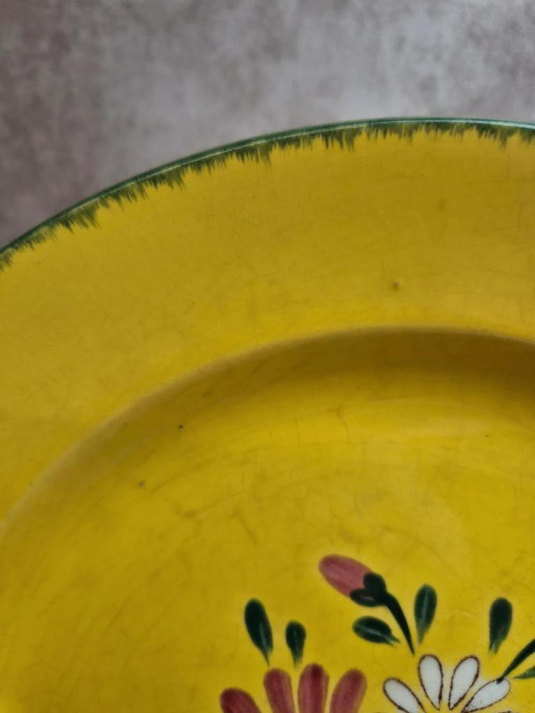 Grand plat rond Niderviller jaune décor floral