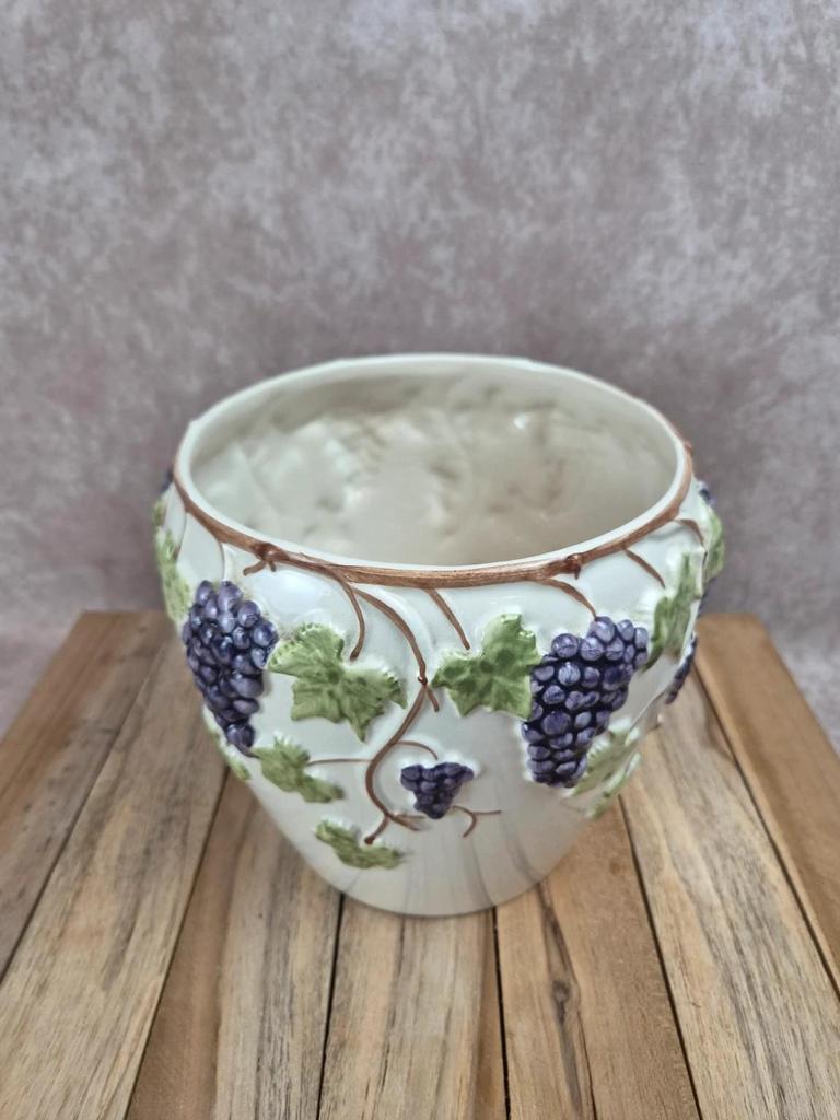 Cache-pot en faïence décor grappes de raisin et feuilles de vigne