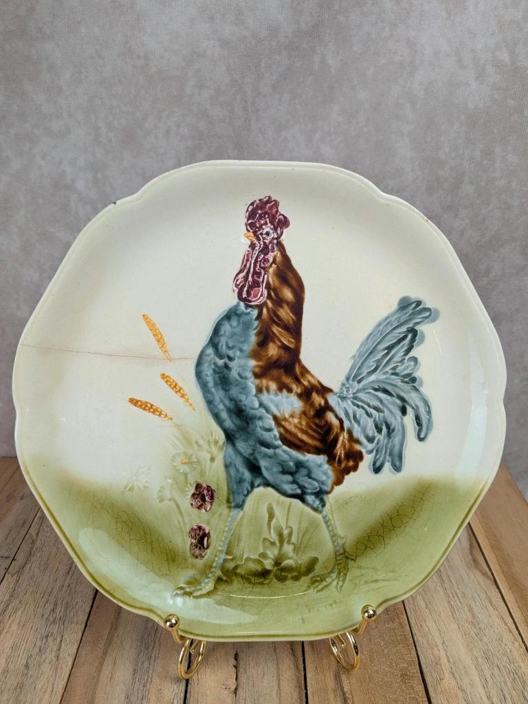 Assiette ancienne Terre de Fer Choisy-le-roi Hb – Coq polychrome en barbotine