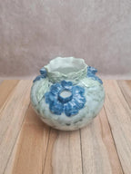 Vase pique-fleurs en barbotine décor floral bleu – ancien 🌿💙