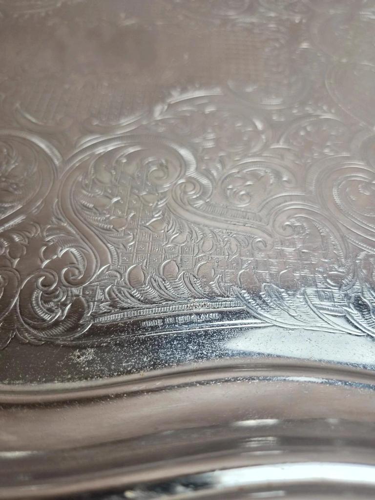 Grand plateau de service en métal argenté anglais – Décor rocaille & poignées coquillage