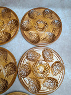 Lot de 8 assiettes à huîtres vintage en barbotine – Ateliers du Revernay