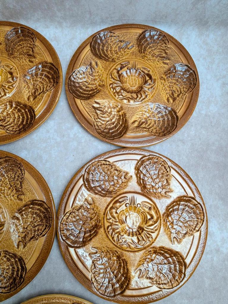 Lot de 8 assiettes à huîtres vintage en barbotine – Ateliers du Revernay